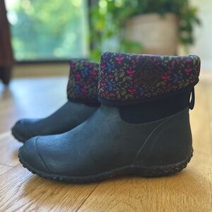 Muck Boot Company Women’s Rubber Garden Ankle Boots – Floral Cuff – Size 8